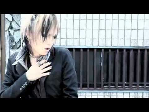 ゴールデンボンバー「女々しくて」FULL PV【GOLDEN BOMBER】 - YouTube