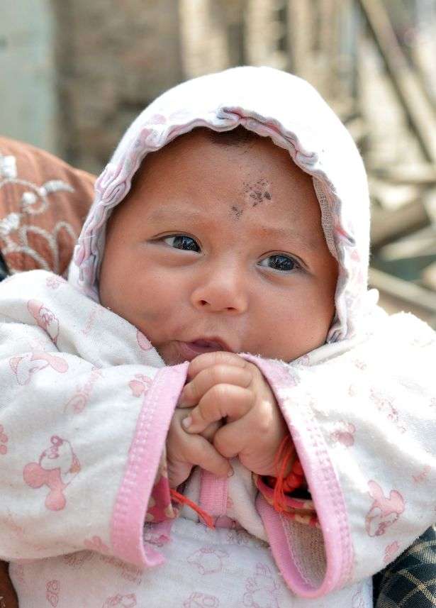 5カ月の赤ちゃん、がれきの中から生還　パパとママにニッコリ【ネパール大地震】