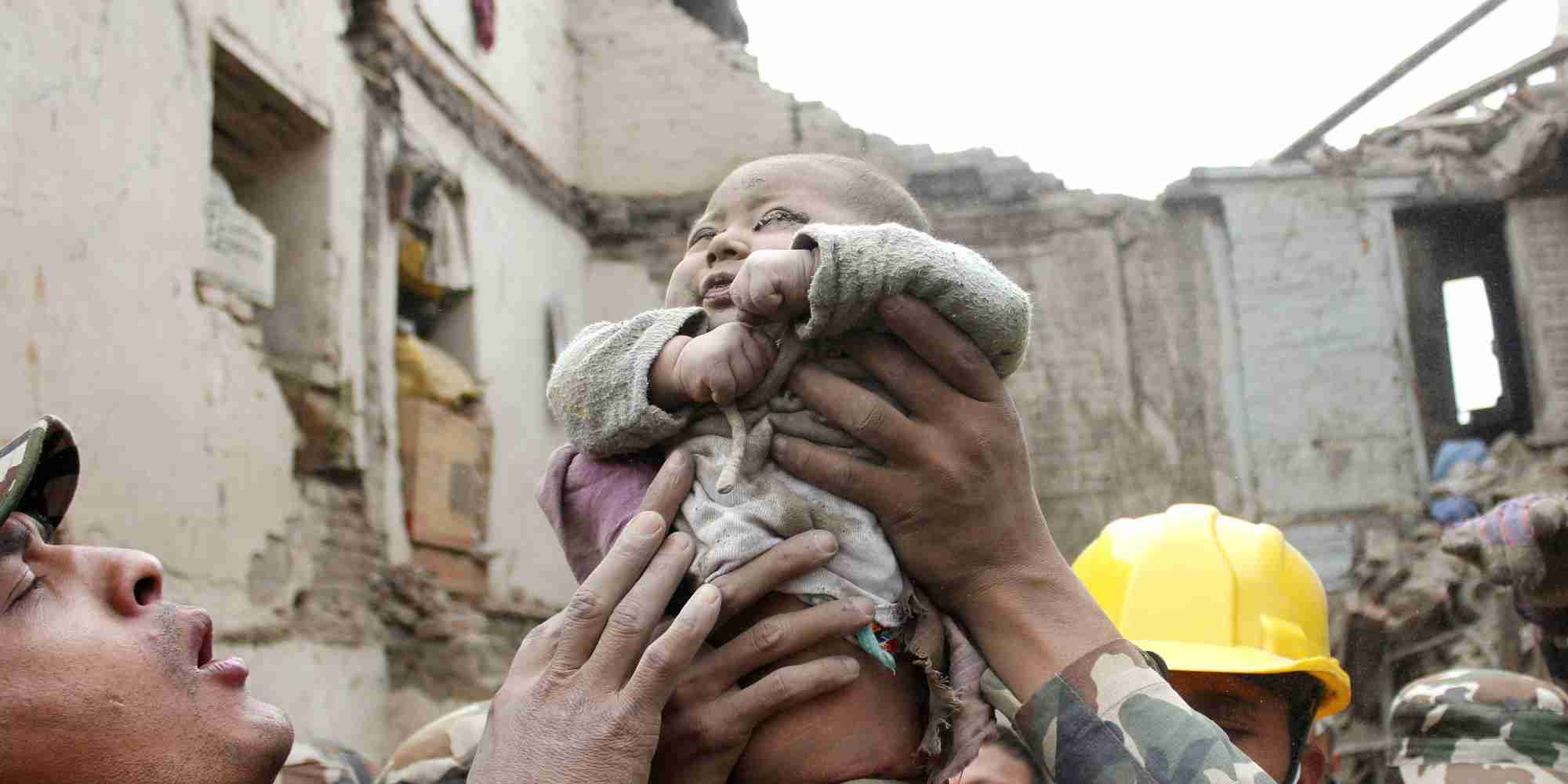5カ月の赤ちゃん、がれきの中から生還　パパとママにニッコリ【ネパール大地震】