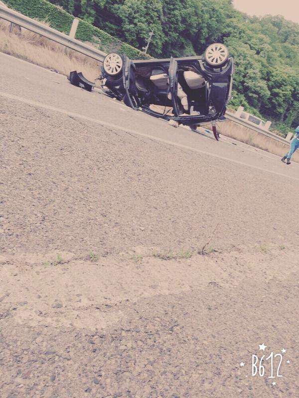 ツイッターで女性が車で大事故に遭い、九死に一生を得る→怪我をしながらその様子の画像を載せ「生きてまーす ほめてー(笑)」