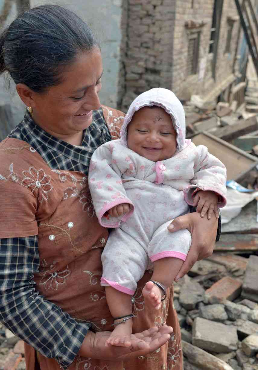5カ月の赤ちゃん、がれきの中から生還　パパとママにニッコリ【ネパール大地震】