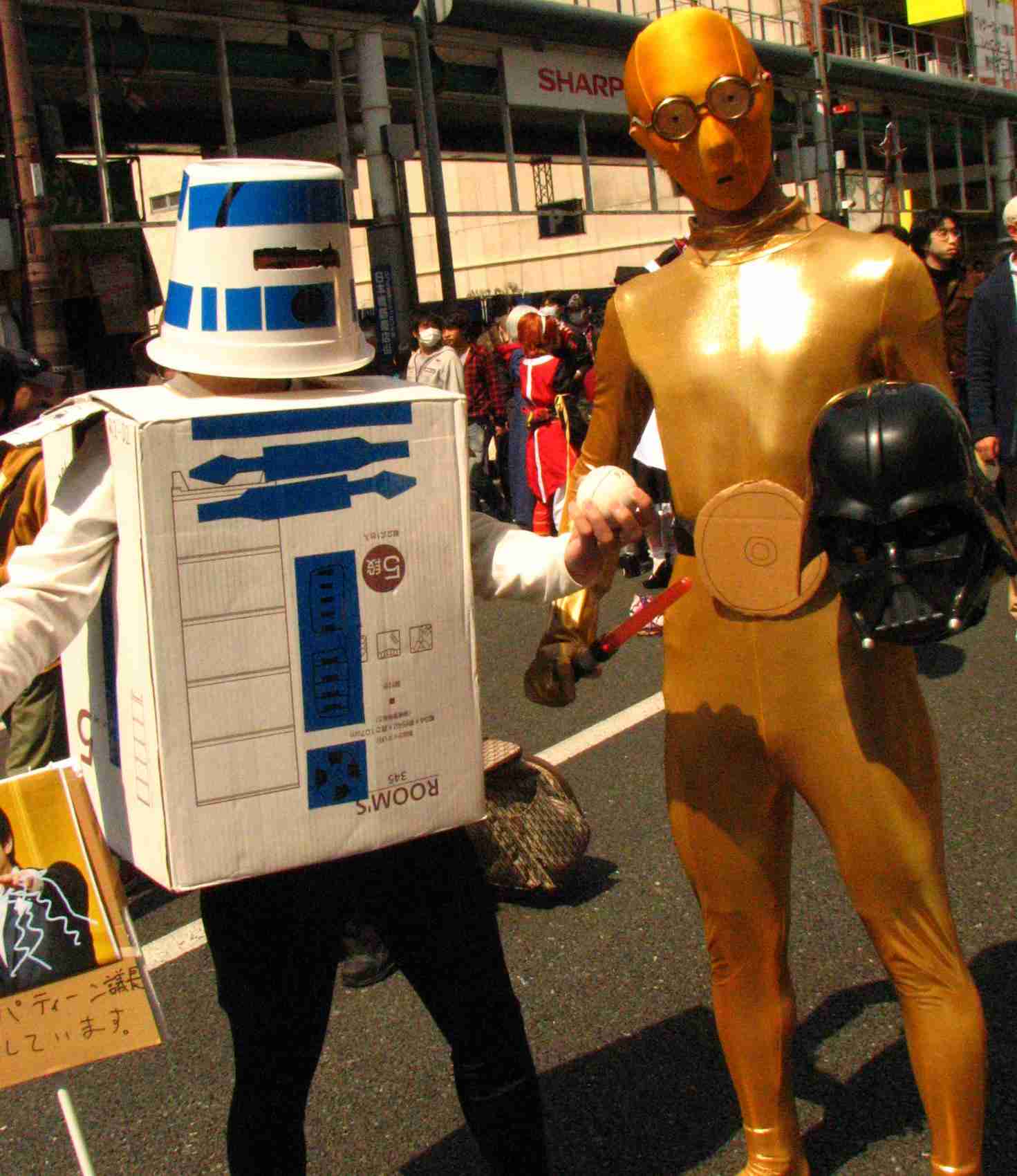 【画像】スターウォーズ展にいたR2D2のコスプレが酷すぎるｗ
