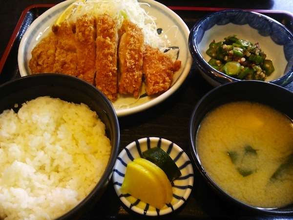 【調査】飲食店で料理に髪の毛「文句言わない」４割　
