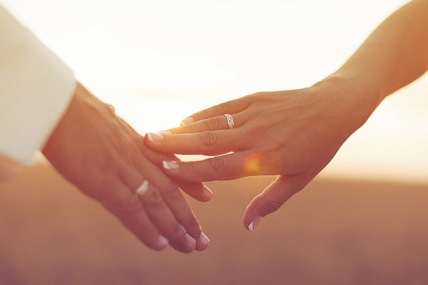 結婚して夫を愛せなくなったら別れる？　6割以上が「あきらめる」と回答｜ウートピ