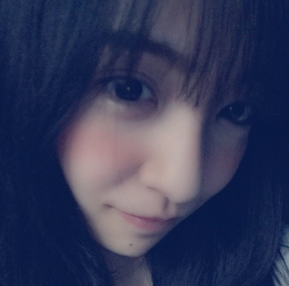 板野友美、子ども時代の日焼けした姿に反響。「黒くてもかわいすぎるよ~」