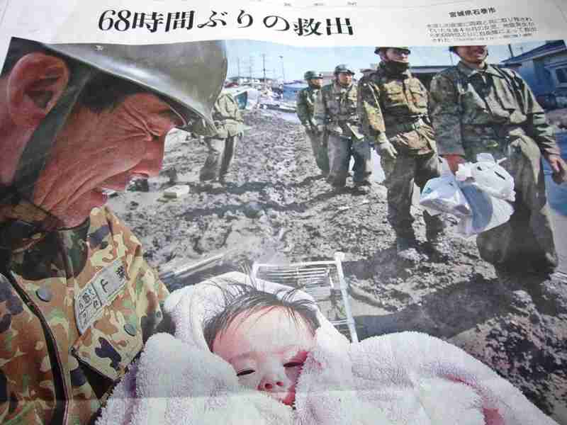 5カ月の赤ちゃん、がれきの中から生還　パパとママにニッコリ【ネパール大地震】