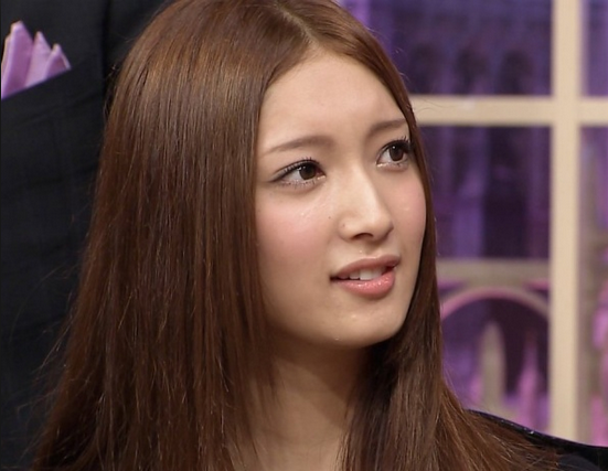 菜々緒、就寝前の写真公開にファン絶賛「目力凄い」
