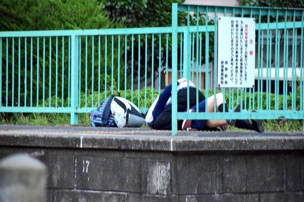 新京成線ホームで堂々と重なり合う制服男女「大胆すぎる行為」に撮り鉄仰天