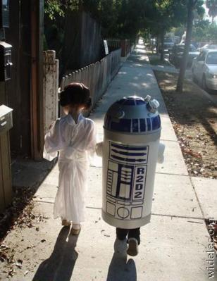 【画像】スターウォーズ展にいたR2D2のコスプレが酷すぎるｗ
