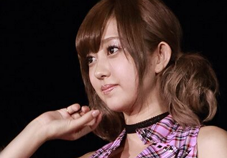 菊地亜美が突然プールに転落、撮影機材が水没するハプニング