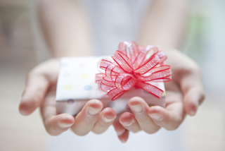 去年の誕生日プレゼントは誰から何をもらいましたか？