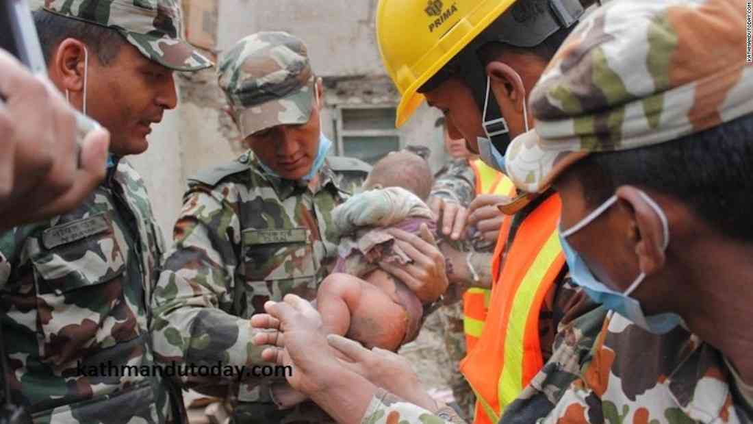 5カ月の赤ちゃん、がれきの中から生還　パパとママにニッコリ【ネパール大地震】