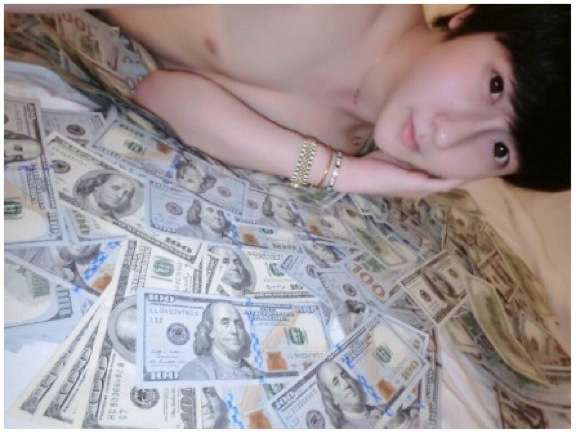 【微閲覧注意？】裸・半裸・キラキラおめめ…超越した自撮りセンスを誇る男性 「ちょっと整形しただけ」と主張