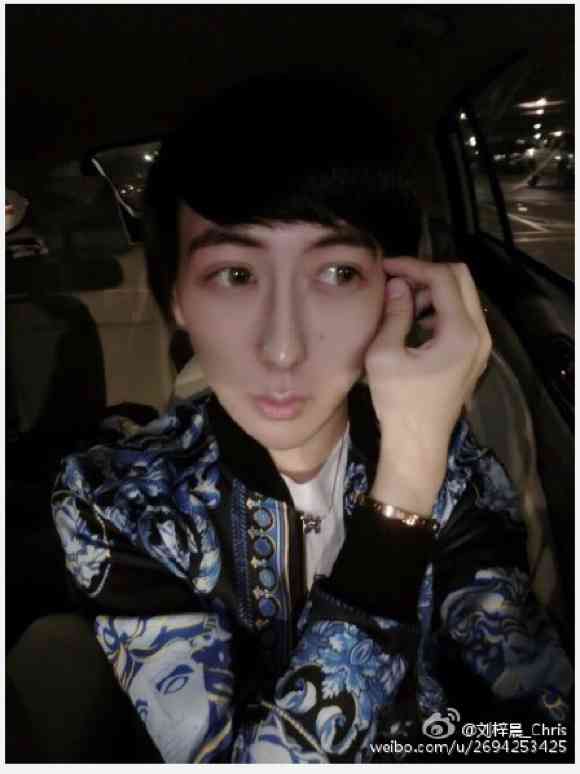 【微閲覧注意？】裸・半裸・キラキラおめめ…超越した自撮りセンスを誇る男性 「ちょっと整形しただけ」と主張