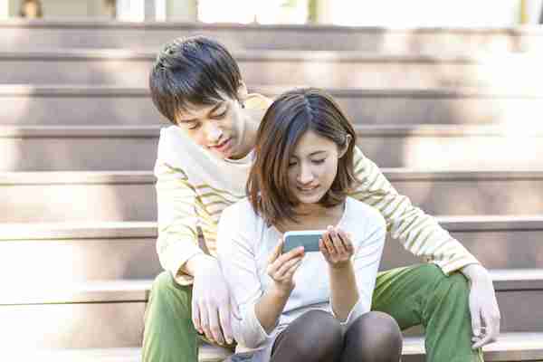20代女子の4割が彼氏のスマホを「盗み見」！暗証番号を解除しても犯罪にならないの？ – しらべぇ ｜ 気になるアレを大調査ニュース！