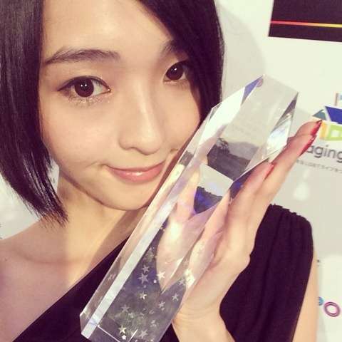 大島優子に佐藤かよが“チュー”「きょうはいい夢見れますよーに」。