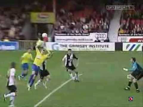 サッカー爆笑珍プレイ集 - YouTube