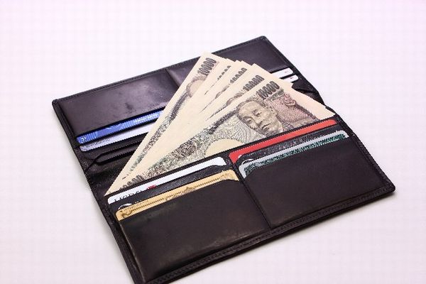 百万円札束で女性の顔を叩いた32歳男が傷害容疑で逮捕