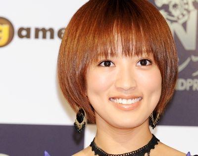 菊地亜美が突然プールに転落、撮影機材が水没するハプニング