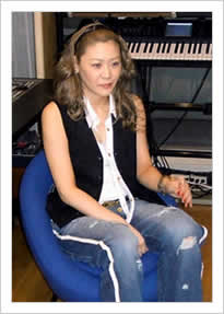 華原朋美「『愛してる』とか『大好き』と書いちゃいけないワードが出てきた」「（歌いながら涙が込み上げてきたが）未練がましく思われるので泣かない」