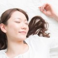 寝る時にバンザイをして寝るのは疲れている証拠。バンザイ寝の原因と対策 ｜ 女性の美学