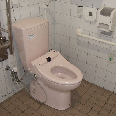 妻の遺骨をスーパーのトイレに遺棄容疑　男を書類送検