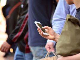 【あなたはどう思う?】「歩きスマホの罰則化」6割が支持