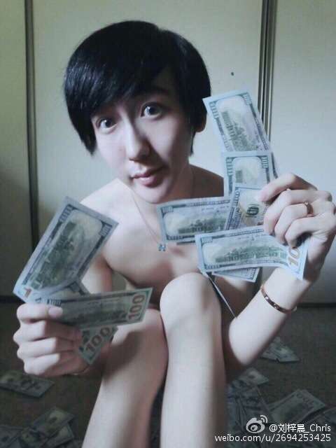 【微閲覧注意？】裸・半裸・キラキラおめめ…超越した自撮りセンスを誇る男性 「ちょっと整形しただけ」と主張