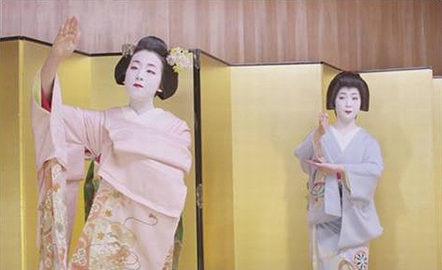 浅田真央が舞妓さんに“変身”、同じ着物・和化粧・髪結いで京舞挑戦。