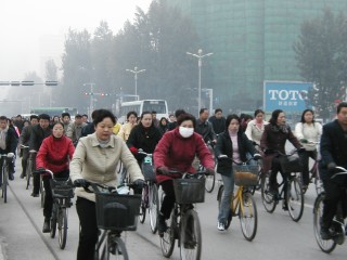 豪快にポルシェへ乗り上げる、ネットでは女性ドライバーへの苦言も(中国)