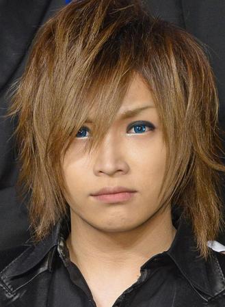 ゴールデンボンバー鬼龍院翔、逆さまつげの手術を決断