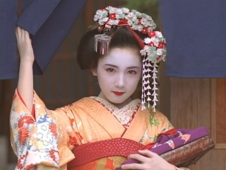 浅田真央が舞妓さんに“変身”、同じ着物・和化粧・髪結いで京舞挑戦。
