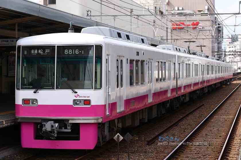 新京成線ホームで堂々と重なり合う制服男女「大胆すぎる行為」に撮り鉄仰天