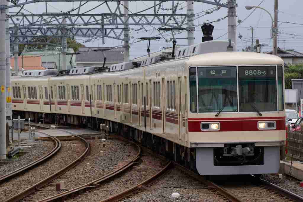 新京成線ホームで堂々と重なり合う制服男女「大胆すぎる行為」に撮り鉄仰天