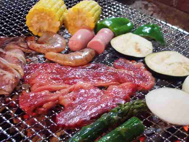 BBQで肉を独占した女が注意に逆ギレ。フォークで襲い掛かる（米国）