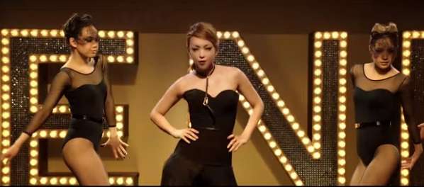 安室奈美恵がスリット入りロングドレスで大人なダンス。新作『Stranger』のMVを公開。