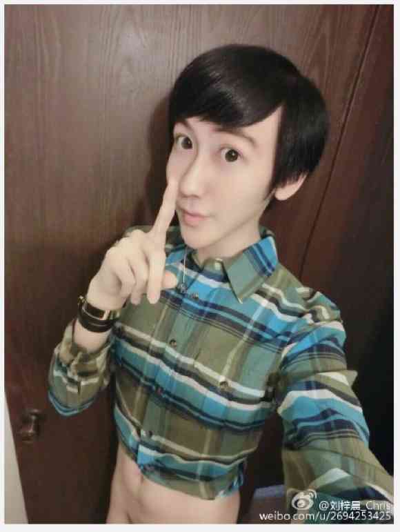 【微閲覧注意？】裸・半裸・キラキラおめめ…超越した自撮りセンスを誇る男性 「ちょっと整形しただけ」と主張