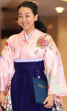 浅田真央が舞妓さんに“変身”、同じ着物・和化粧・髪結いで京舞挑戦。