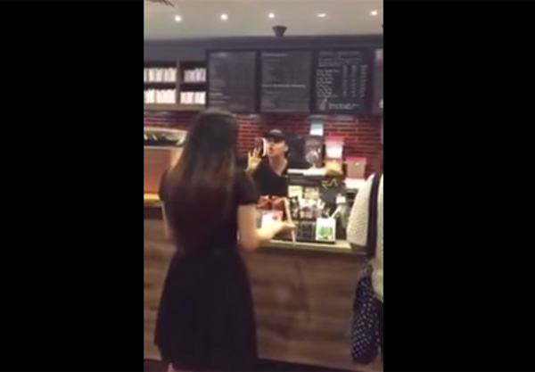 スタバの女店員がいきなり客にキレ出す動画が怖すぎる！原因はストローか？【動画】 - AOLニュース
