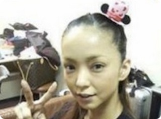 安室奈美恵がスリット入りロングドレスで大人なダンス。新作『Stranger』のMVを公開。