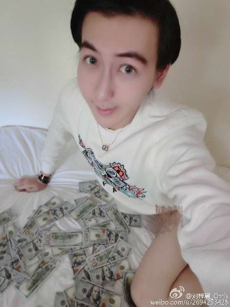 【微閲覧注意？】裸・半裸・キラキラおめめ…超越した自撮りセンスを誇る男性 「ちょっと整形しただけ」と主張