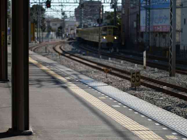 新京成線ホームで堂々と重なり合う制服男女「大胆すぎる行為」に撮り鉄仰天
