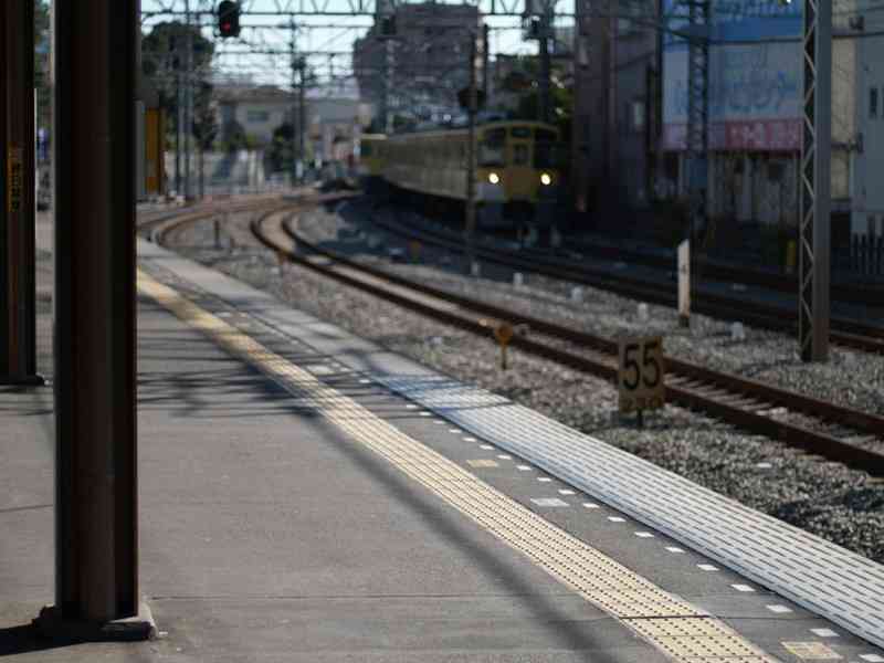 新京成線ホームで堂々と重なり合う　制服男女「大胆すぎる行為」に撮り鉄仰天 : J-CASTニュース