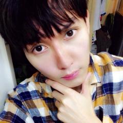 【微閲覧注意？】裸・半裸・キラキラおめめ…超越した自撮りセンスを誇る男性 「ちょっと整形しただけ」と主張