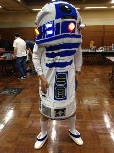 【画像】スターウォーズ展にいたR2D2のコスプレが酷すぎるｗ