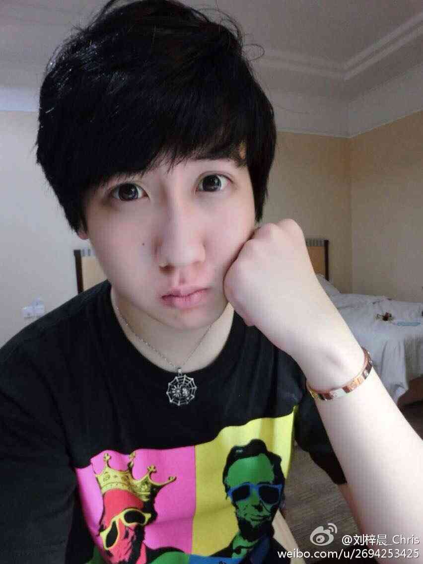 【微閲覧注意？】裸・半裸・キラキラおめめ…超越した自撮りセンスを誇る男性 「ちょっと整形しただけ」と主張