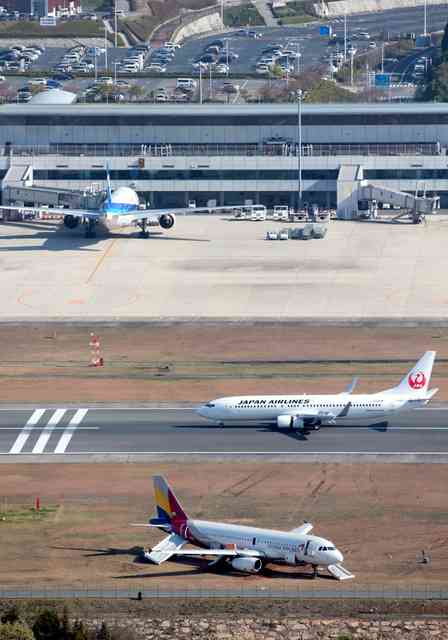 事故機まだ…広島空港３日ぶり再開　離着陸条件を厳しく：朝日新聞デジタル