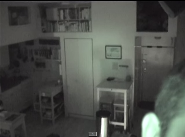 【怖ッ】部屋にカメラを設置したら、知らない女性が映っていた…