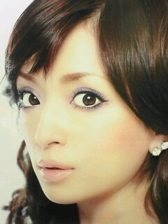 浜崎あゆみ、肩出し服で胸の谷間も露わな写真公開