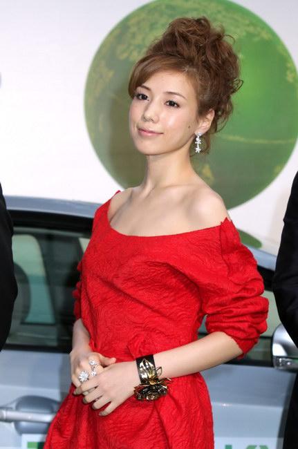 仲里依紗、イケメン父との幼少期写真公開！DNAのすごさが話題に